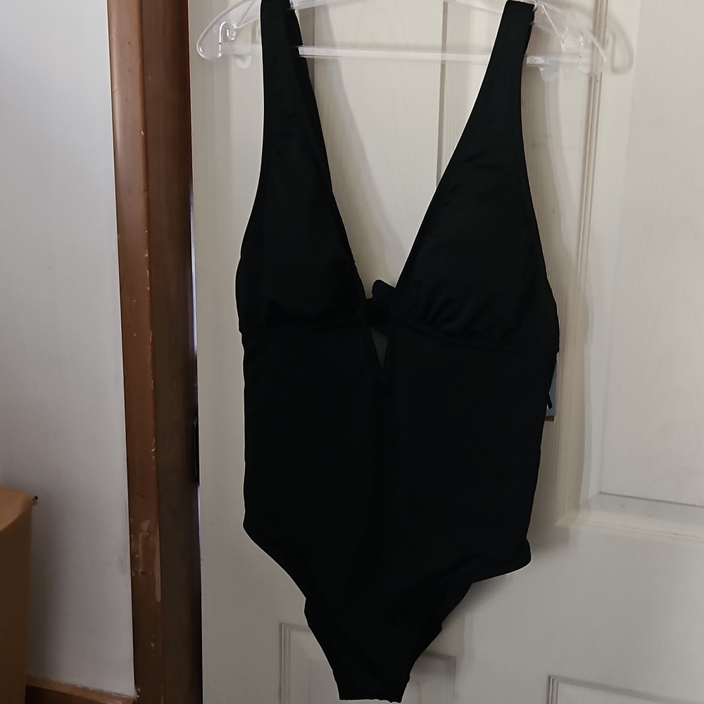 SHADE & SHORE BLACK DEEP V ONE PIECE SWIMSUIT: NEW WITH TAGS: SIZE L